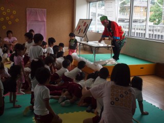 前のめりの子供達 前のめりの子供達